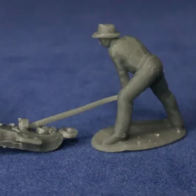 Confederate canoneer in hat with handspike