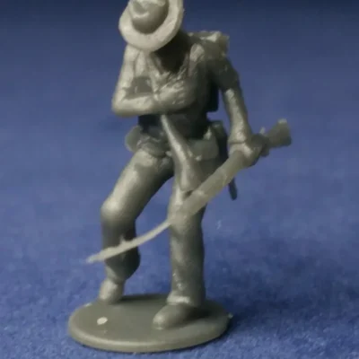 Confederate soldier in hat hit in chest