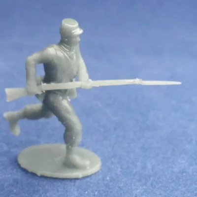 Confederate private in kepi charging enemy