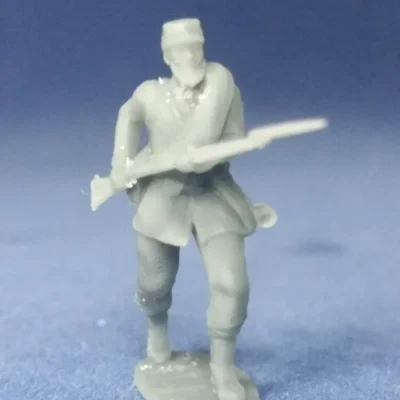 Union soldier in kepi advancing on enemy