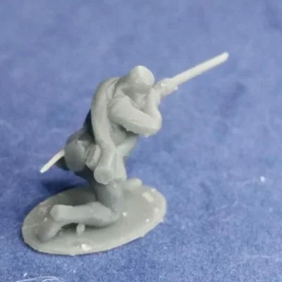 Confederate soldier in havelock kneeling firing