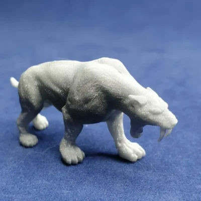 Smilodon populator threatening lower head