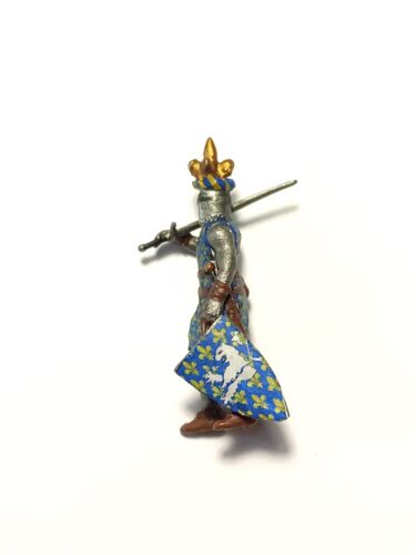 Medieval crusader knight - sword on shoulder - NCM photo review